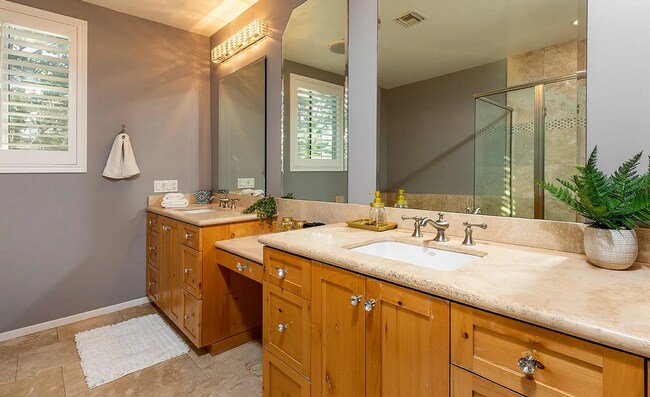 Building Photo - Luxurious Carlsbad Beach Townhouse - Your Coastal Dream Awaits!