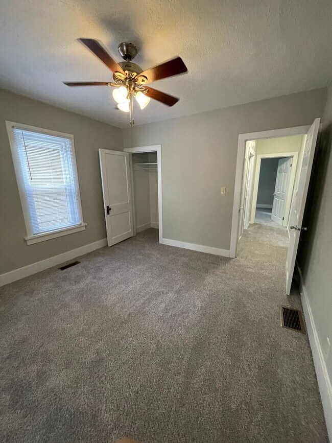 Building Photo - MOVE IN READY!!