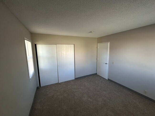 Building Photo - Convenient Downtown Location!