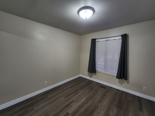 Building Photo - This one made the nice list! 2 bd. STUNNER! Hot Tub! Pet ok!