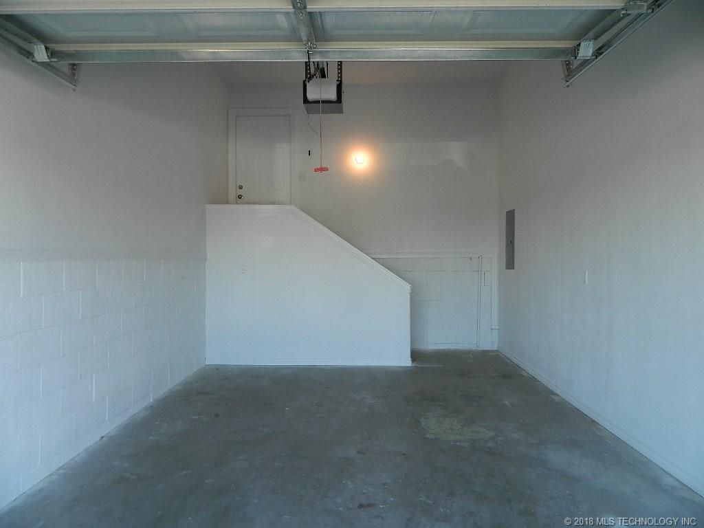 garage - 610 Rolling Hills Dr