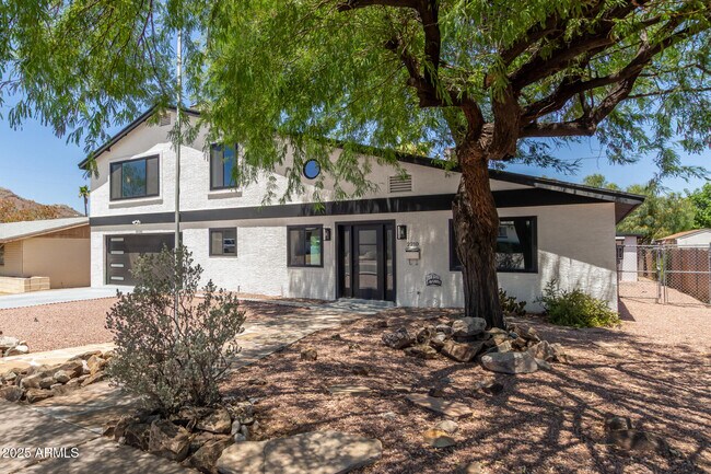 Building Photo - 2210 E Everett Dr