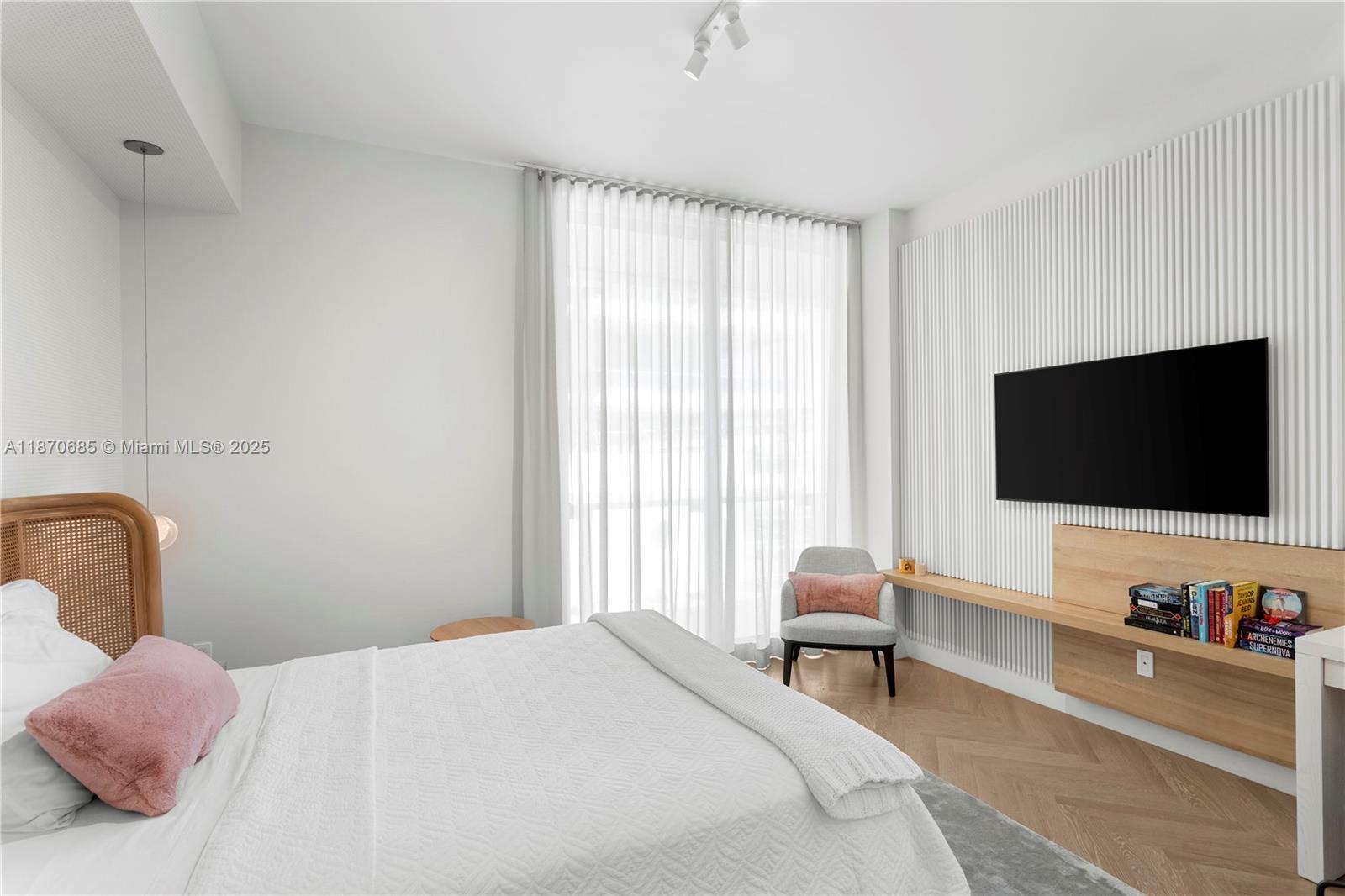 Building Photo - 5775 Collins Ave