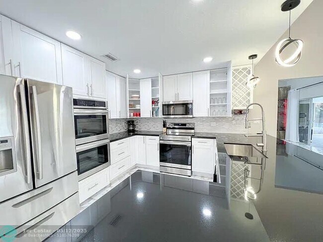 Building Photo - 2060 Amesbury Cir