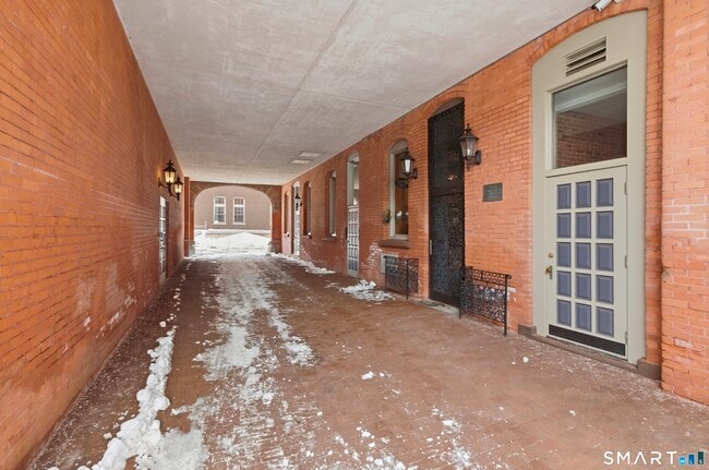 Building Photo - 1 Linden Pl