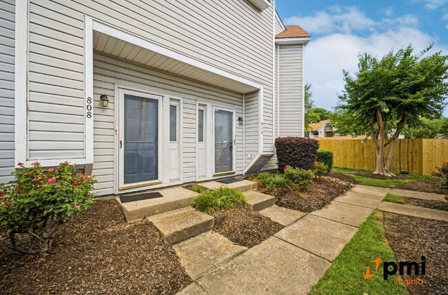 Building Photo - 2 Bed 2.5 Bath renovated townhome Virginia Beach