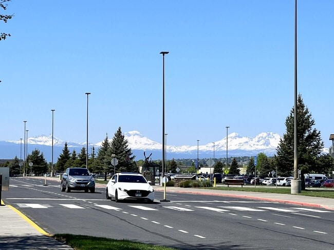 Building Photo - Charming Historical Home, Desirable Downtown Location. Flexible Lease Terms, 30-day Min. All Util...