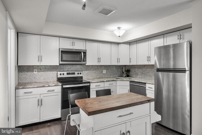 Building Photo - 702 Abbey Ct