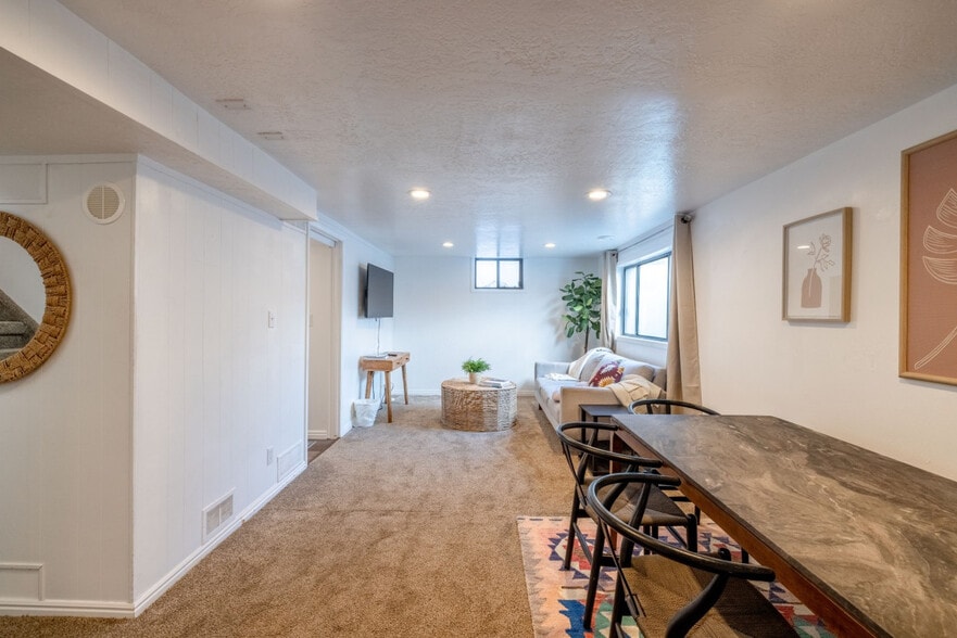 Building Photo - 1041 E Platinum Way