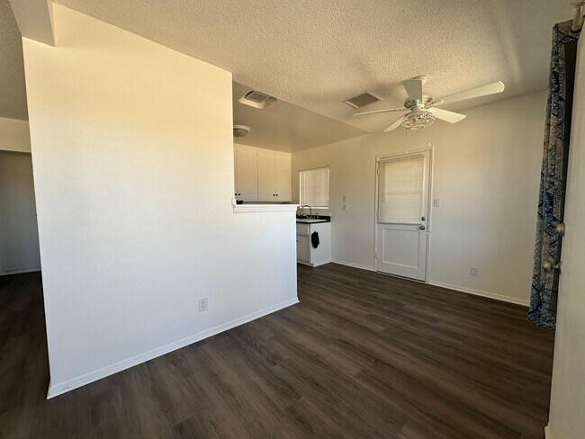 Building Photo - Newly Remodeled 2 bed 1 bath home!