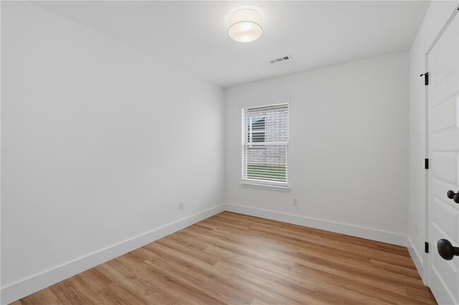 Building Photo - 5089 Vista Ave