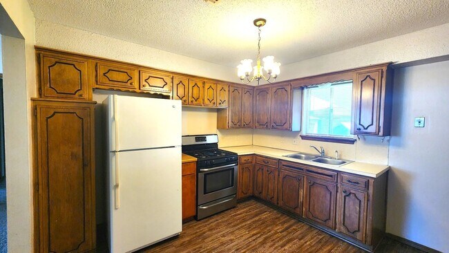 Building Photo - 3 Bed 1 Bath 1 Car Garage in the  Leonhardts Oak Ridge Addition in Del City