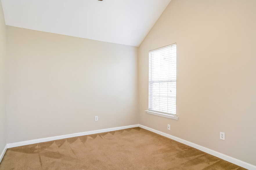 Building Photo - 840 Red Oak Tree Dr