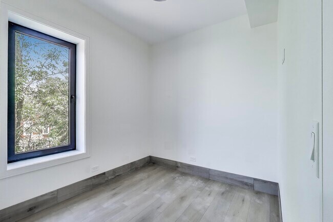 Building Photo - 2023 N Drake Ave
