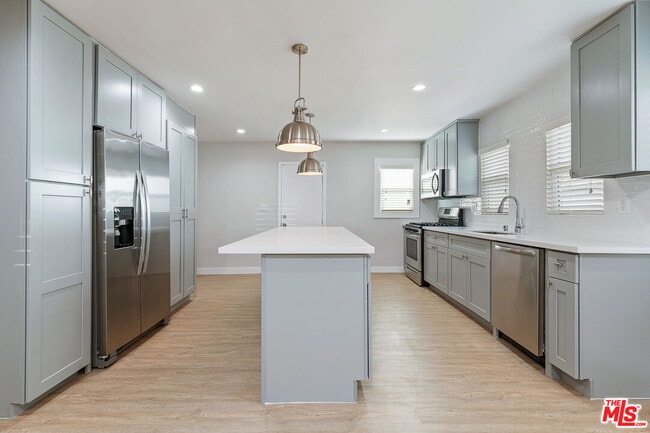 Building Photo - 2920 Alsace Ave