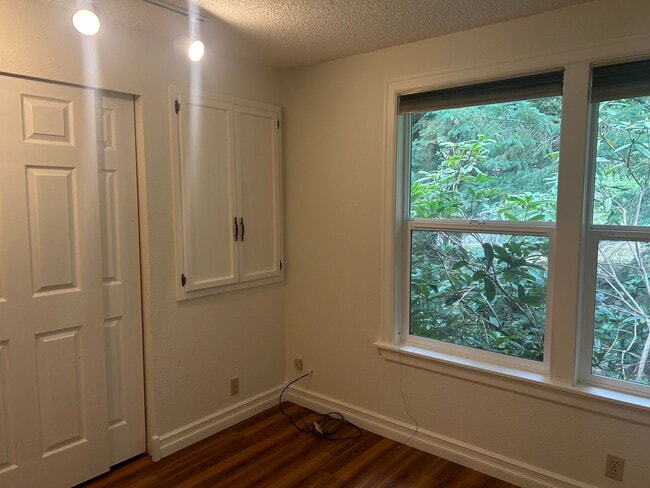 Building Photo - 4 Bedroom Home Near Whatcom Falls