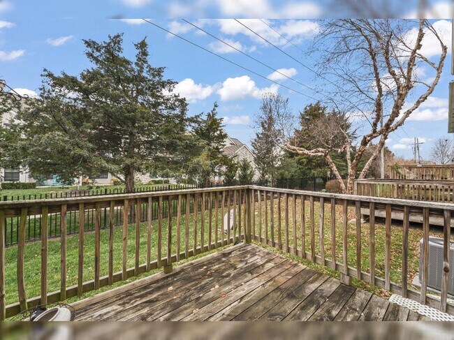 Building Photo - "Charming Lenexa Townhouse: Spacious 2-Bed Retreat with Finished Basement & Gleaming Hardwood Flo...