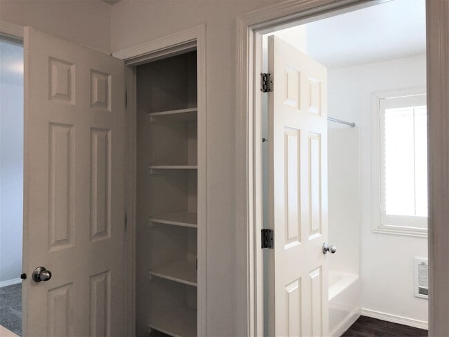 Building Photo - 2 bdrm, 1.5 ba, two story upper condo with...