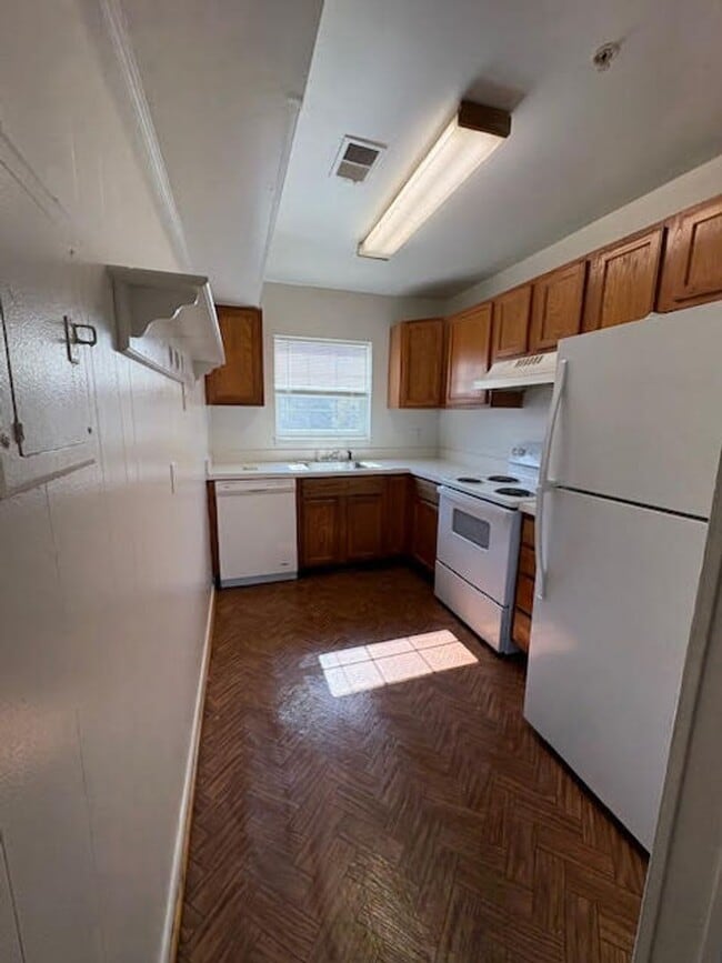 Building Photo - Three Bed One and Half Bath