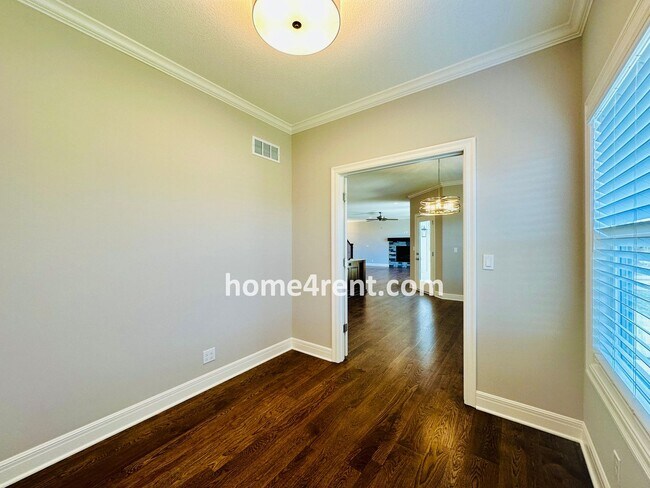 Building Photo - Nearly New Luxury Home in Blue Valley Schools!