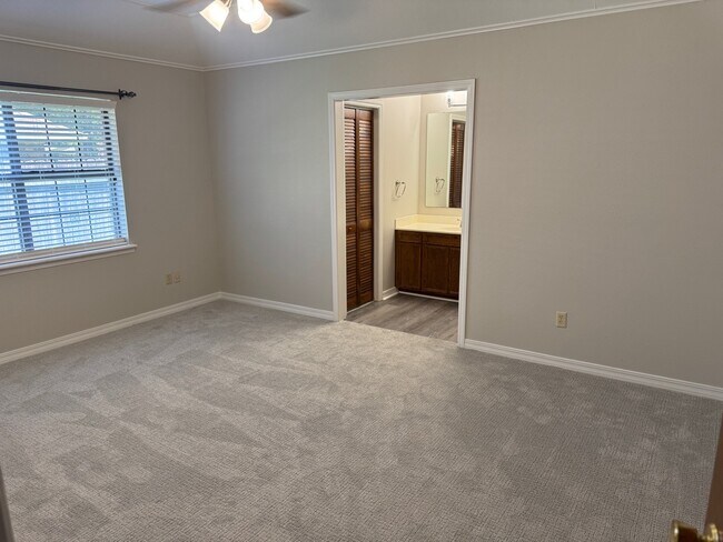 Building Photo - 107 Carriage Square Dr