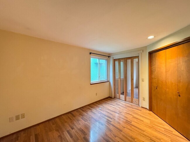 Building Photo - Beautiful Wedgwood Home with Flexible Living + 2nd Kitchen