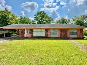 Building Photo - 3-Bedroom -Bright, Charming, and Move-In R...