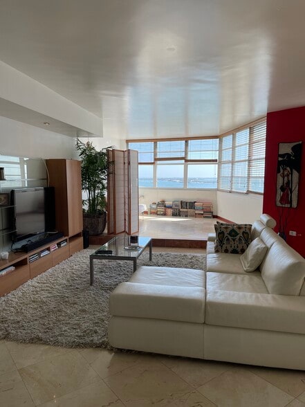 Building Photo - 801 Brickell Bay Dr