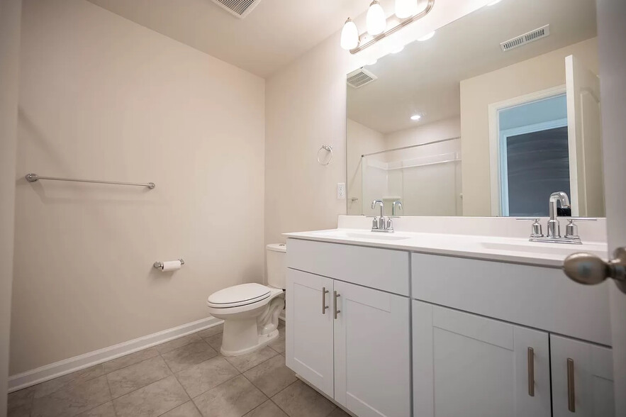 Building Photo - Room in House on Lake Barkley Way