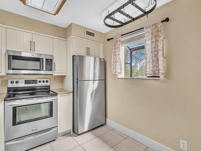 Building Photo - 612 Gardens Dr