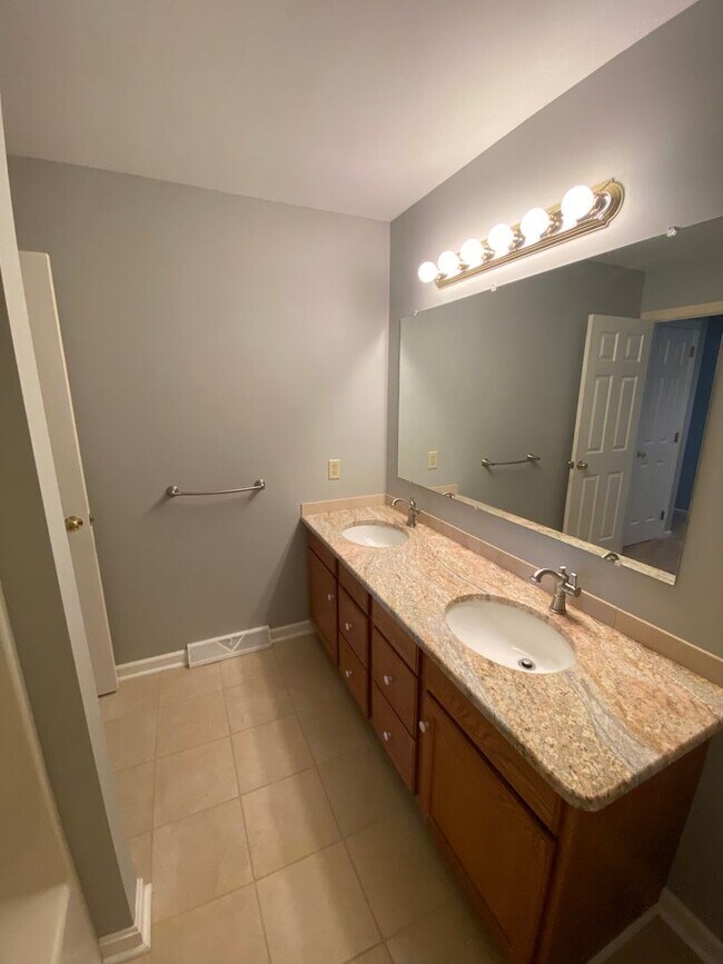 Building Photo - Beautiful 3 BR End Unit Townhouse in Summit Hills!