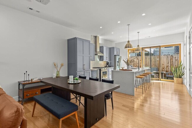 Building Photo - 707 SE A St