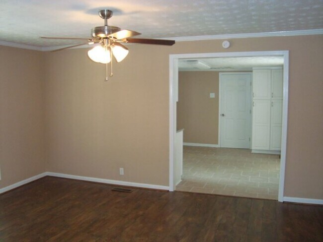 Building Photo - 3 bedroom/2 bathroom home with pool available to Rent February 1st!