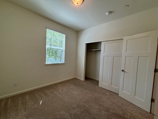 Building Photo - Spacious 4 Bedroom, 3 Bath Home with Bonus Room, 2 Car Garage in Westpark Village!