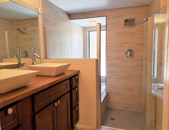 Building Photo - Spacious Townhome in the Heart of Dr. Phil...