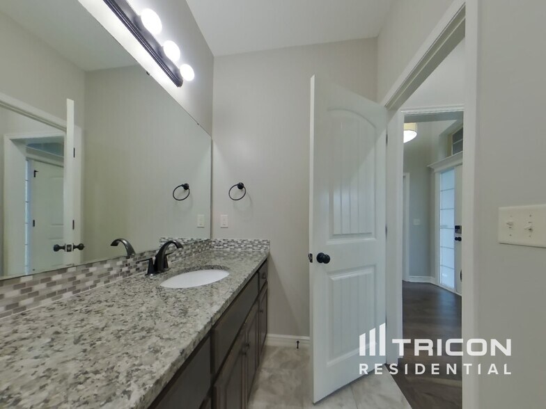 Building Photo - 1029 NE Copperwood Dr