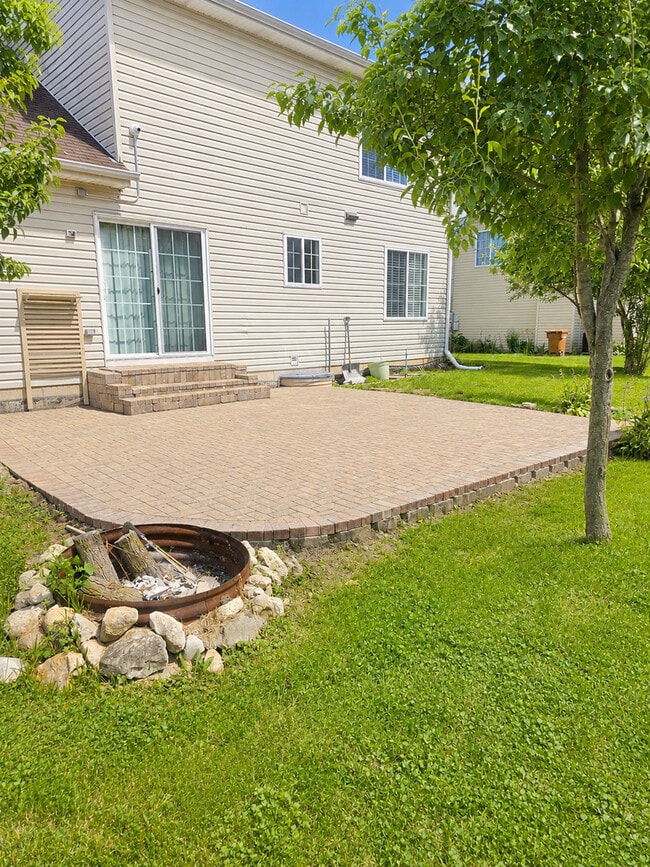 Building Photo - 1462 Glen Ellyn Rd