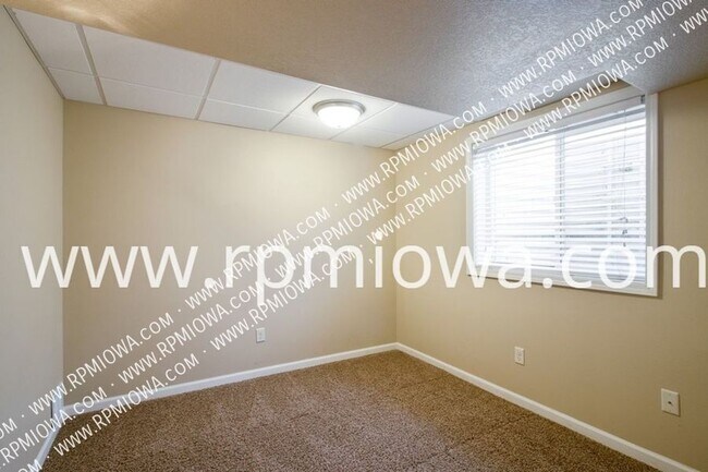 Building Photo - 495 SE Sagewood Cir