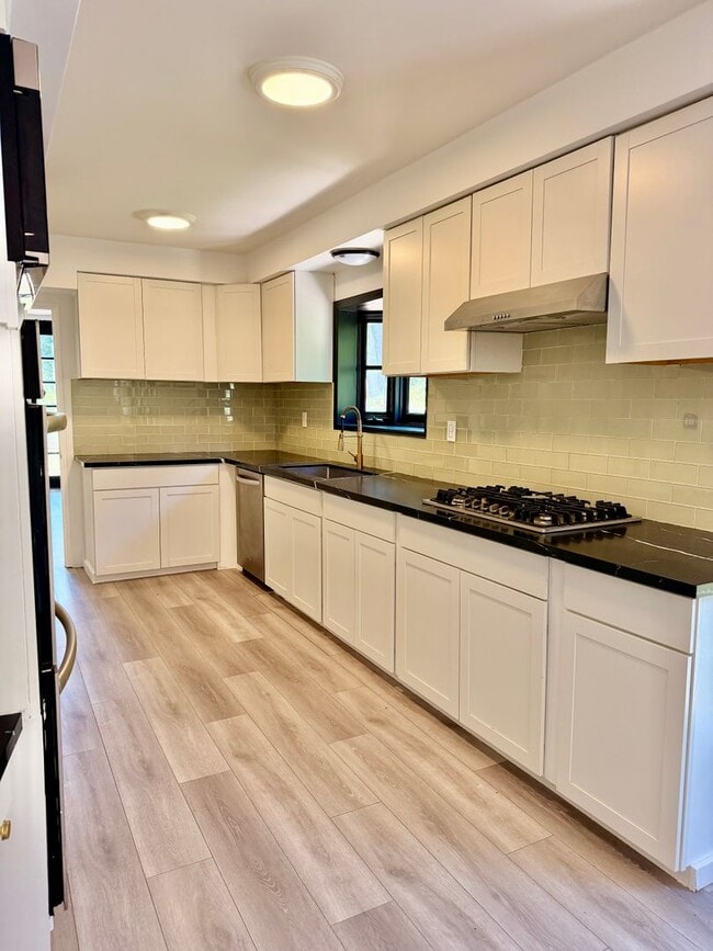 Building Photo - Gorgeous Encino Hills Home