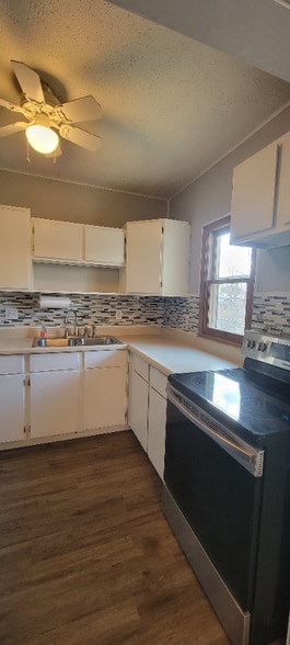 Building Photo - 1008 E Ash St