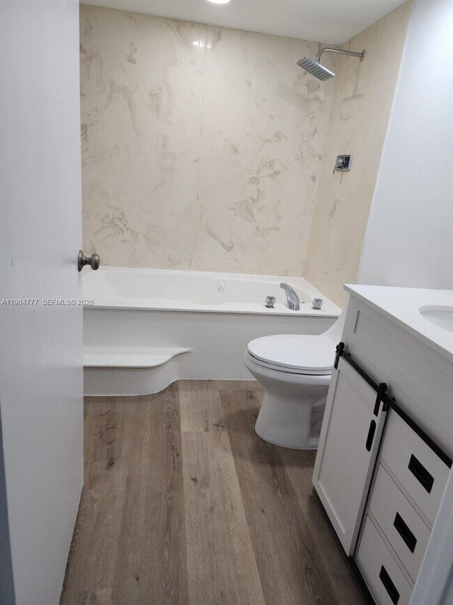 Building Photo - 520 Brickell Key Dr