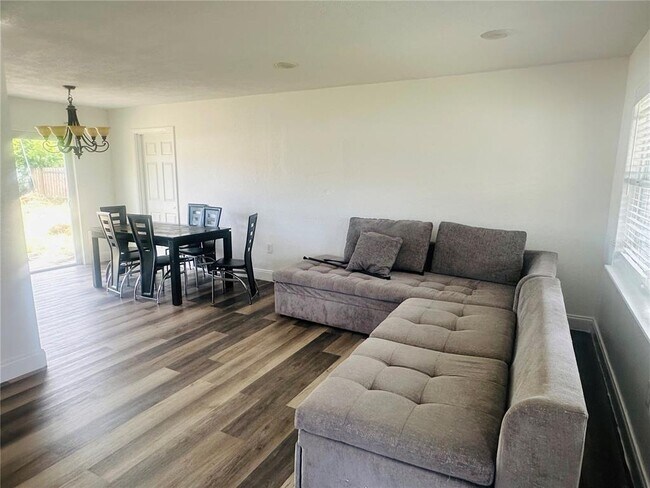 Building Photo - 808 Apricot Dr