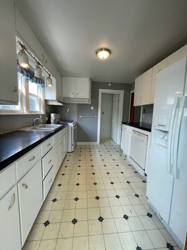 Building Photo - Three bedroom 1 1/2 bathroom home for rent