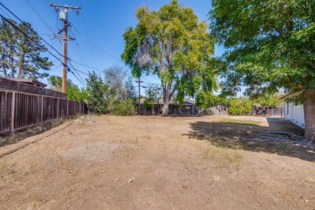 Building Photo - Beautiful Birdland Home on Quiet Cul-de-Sa...