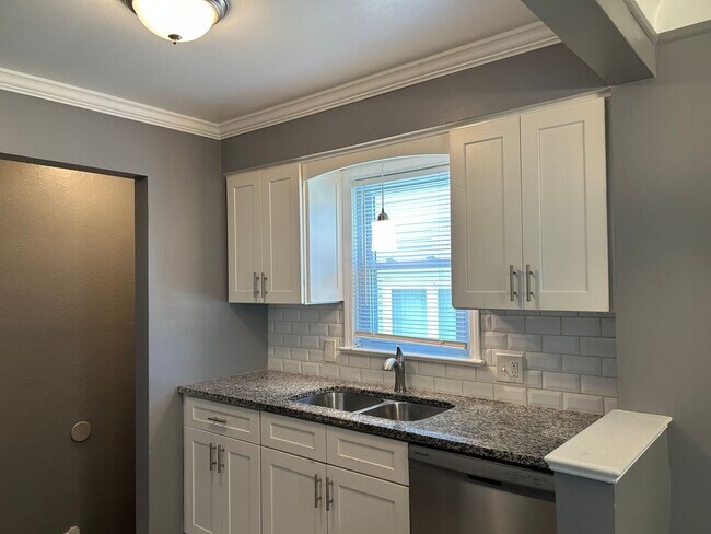 Building Photo - Spacious 3-Bedroom, 2-Bath House in South Euclid