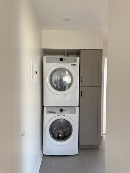 In unit full sized washer and dryer - 1533 Princeton St