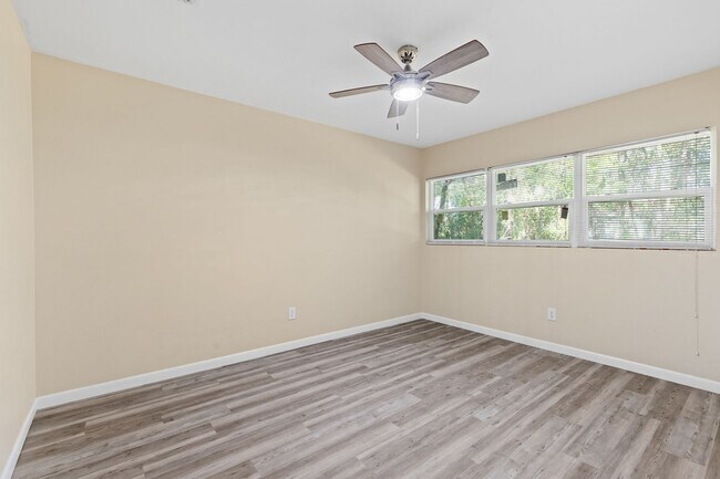 Building Photo - Remodeled 2 bedroom 1 bath duplex located near the Duckpond area