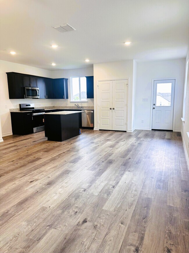 Building Photo - 612 Rustic Grv