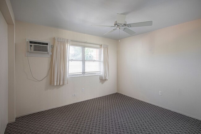 Building Photo - 3 Bedroom 2 Bathroom unfurnished Condo pool view
