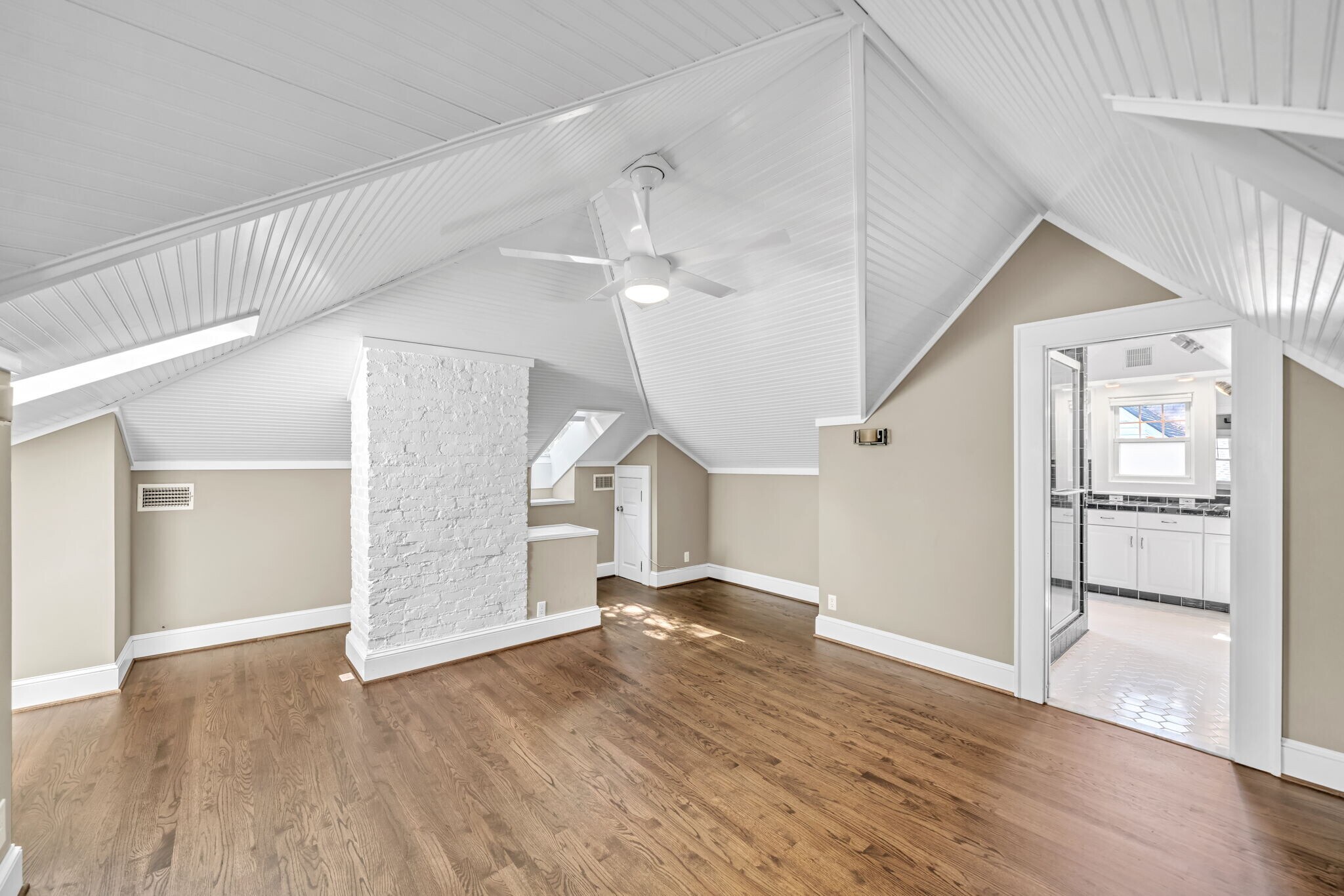 Building Photo - 455 Claire Dr NE